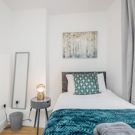 Modern Cosy London Flat By Damask Homes Илфорд Экстерьер фото