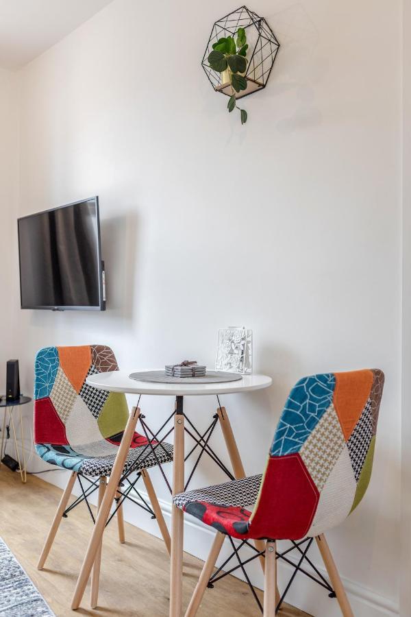 Modern Cosy London Flat By Damask Homes Илфорд Экстерьер фото