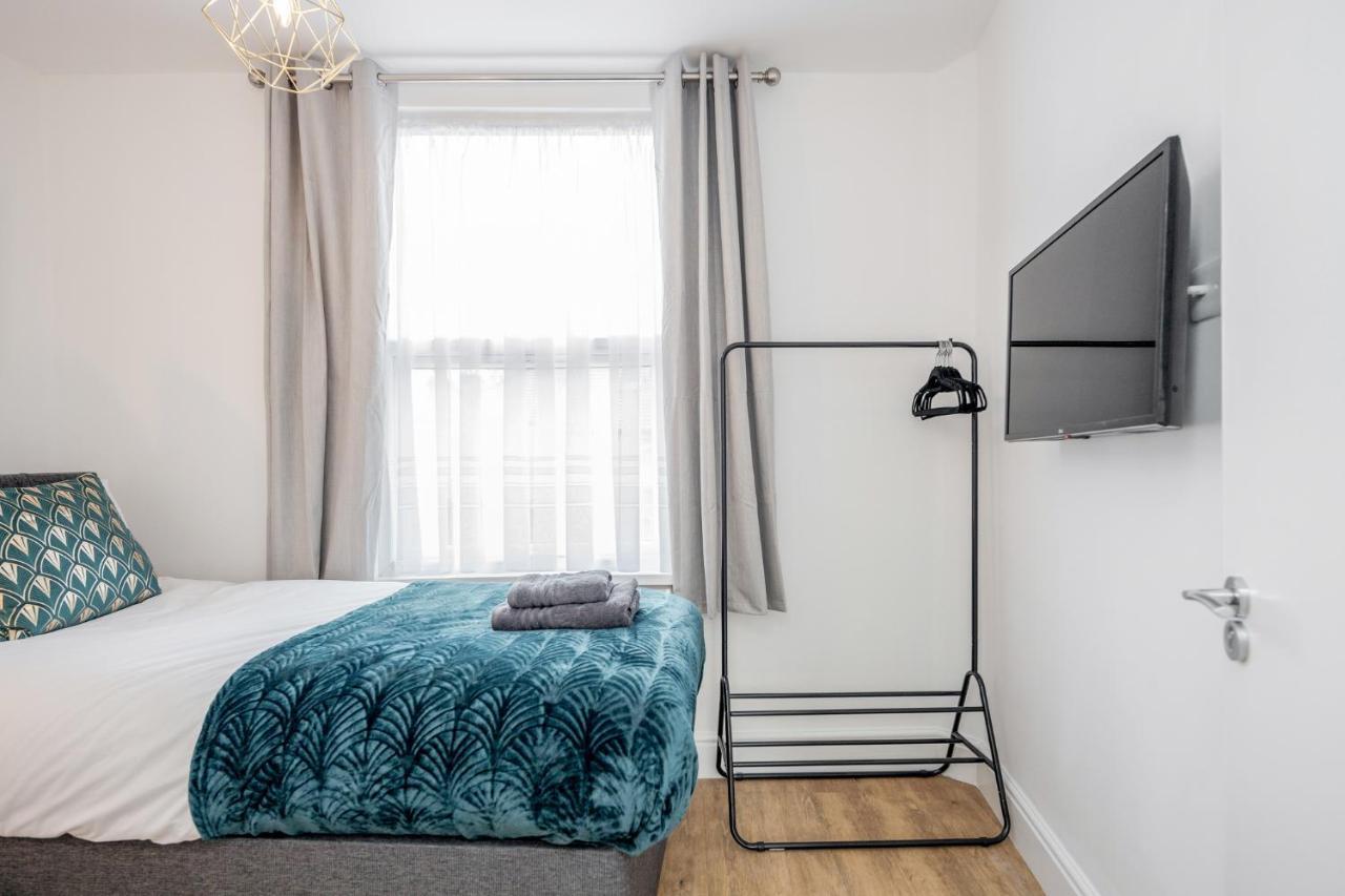 Modern Cosy London Flat By Damask Homes Илфорд Экстерьер фото