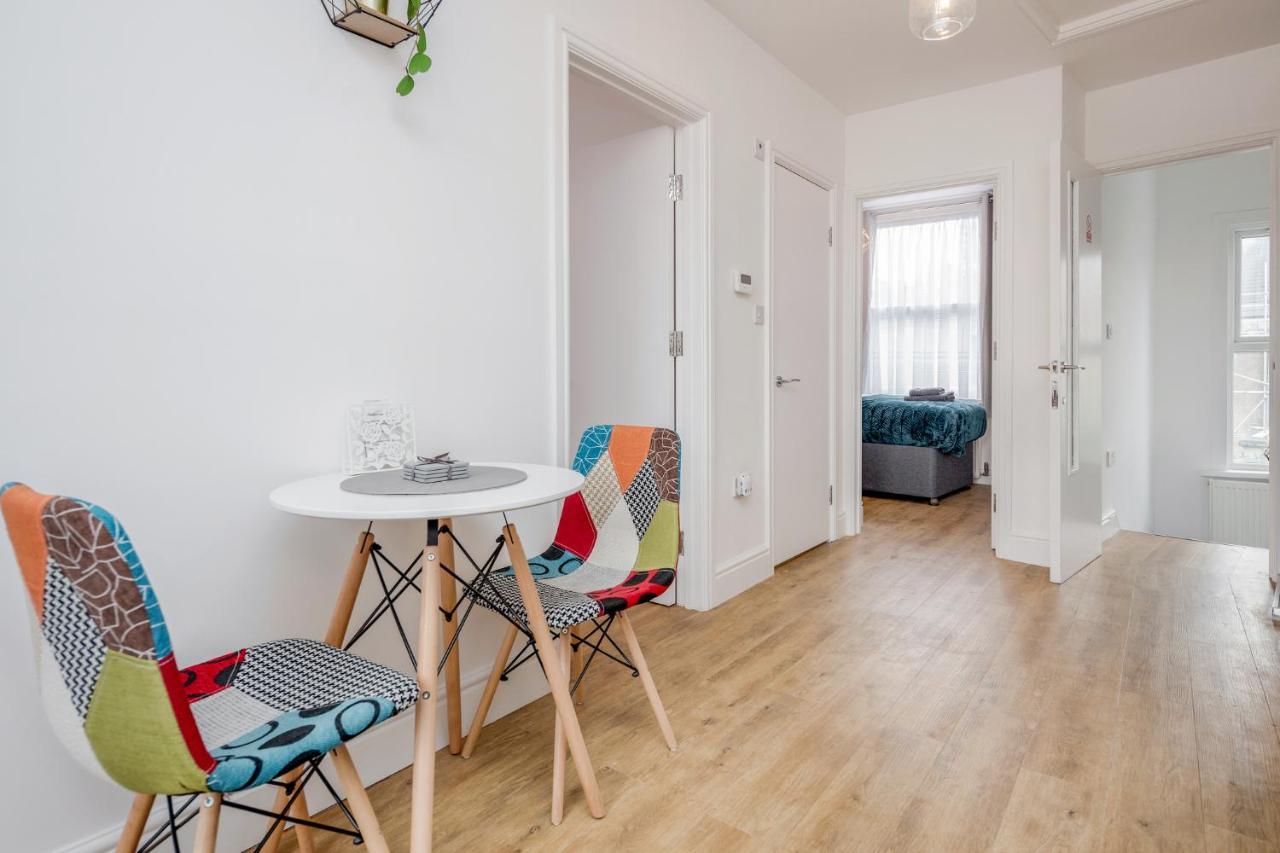 Modern Cosy London Flat By Damask Homes Илфорд Экстерьер фото