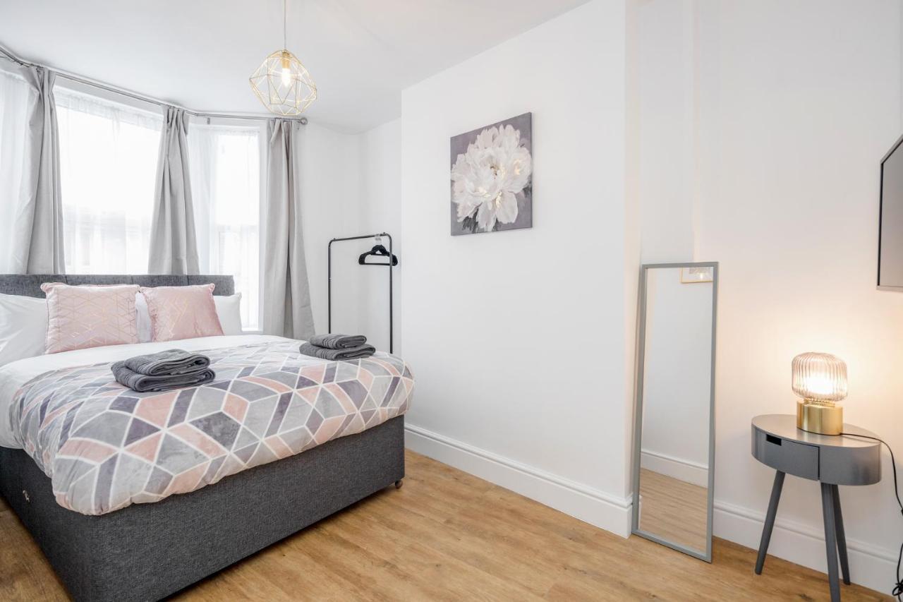 Modern Cosy London Flat By Damask Homes Илфорд Экстерьер фото