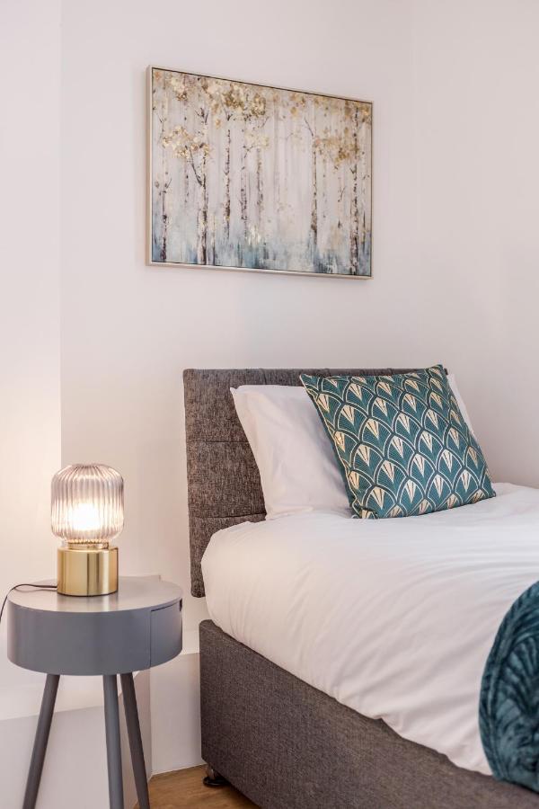 Modern Cosy London Flat By Damask Homes Илфорд Экстерьер фото