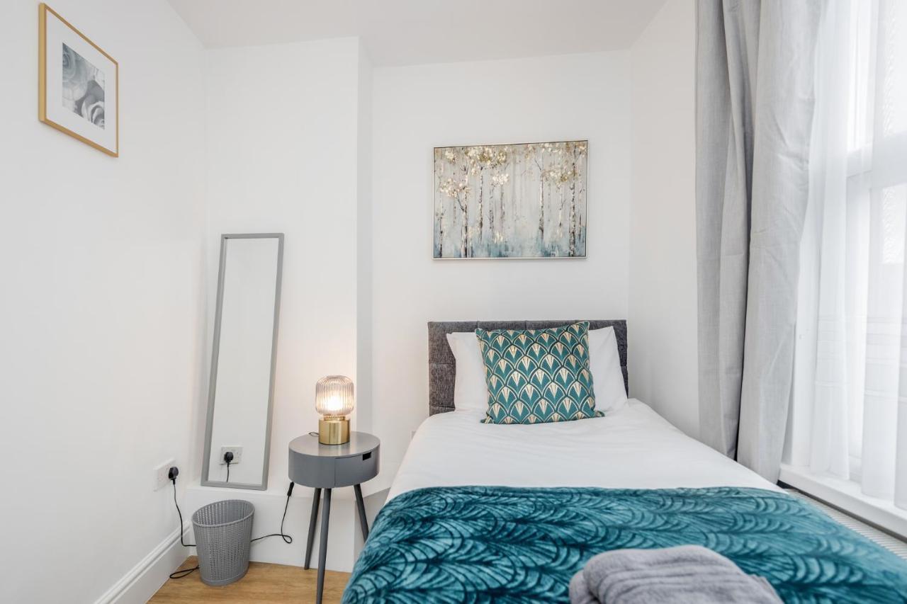 Modern Cosy London Flat By Damask Homes Илфорд Экстерьер фото
