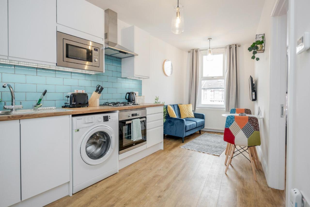 Modern Cosy London Flat By Damask Homes Илфорд Экстерьер фото
