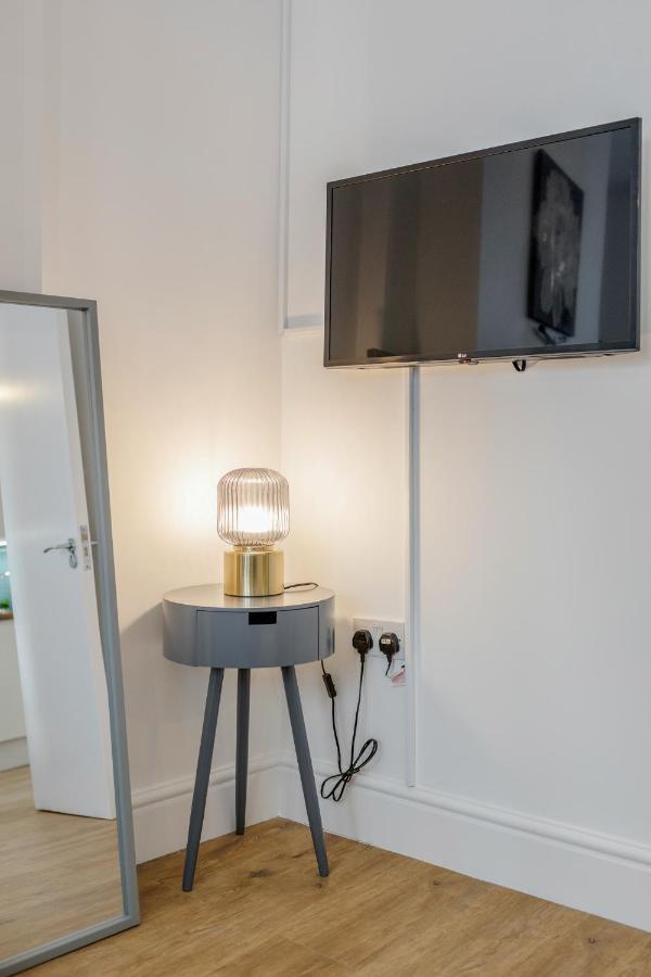 Modern Cosy London Flat By Damask Homes Илфорд Экстерьер фото