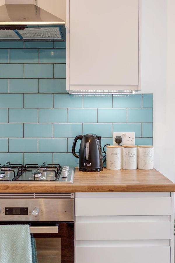 Modern Cosy London Flat By Damask Homes Илфорд Экстерьер фото