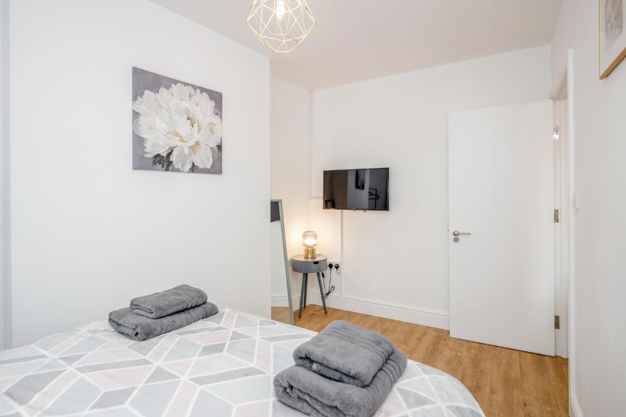 Modern Cosy London Flat By Damask Homes Илфорд Экстерьер фото